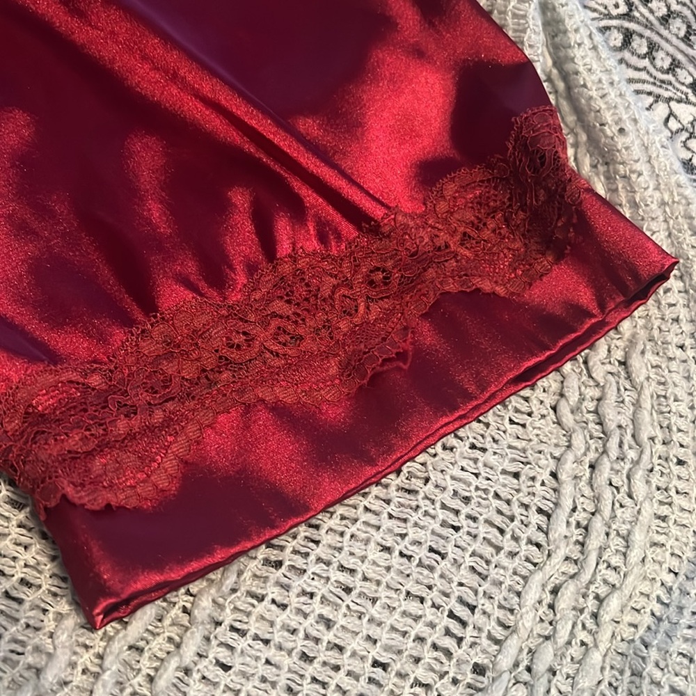 Red robe - Picture 3 of 5